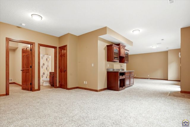 4226 SW Clarion Lakes DR, Topeka, KS 66610