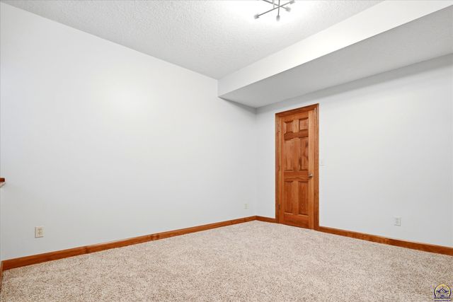4226 SW Clarion Lakes DR, Topeka, KS 66610
