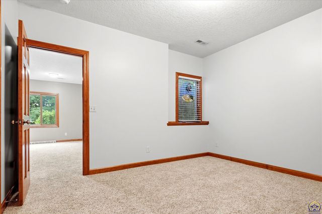 4226 SW Clarion Lakes DR, Topeka, KS 66610