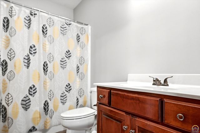 4226 SW Clarion Lakes DR, Topeka, KS 66610
