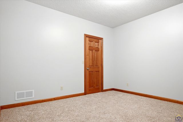 4226 SW Clarion Lakes DR, Topeka, KS 66610