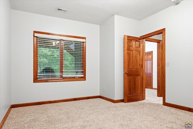 4226 SW Clarion Lakes DR, Topeka, KS 66610