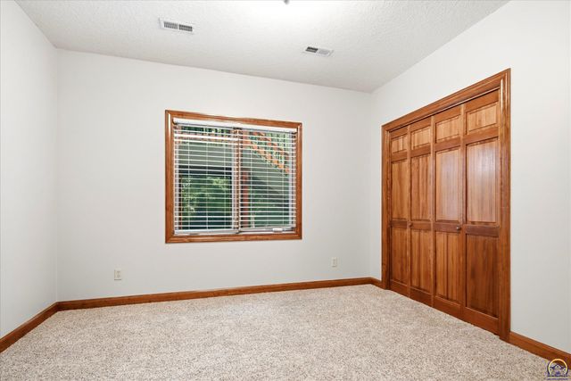 4226 SW Clarion Lakes DR, Topeka, KS 66610