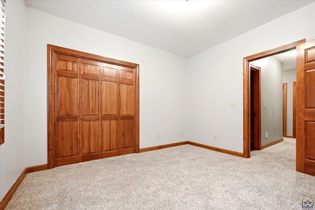 4226 SW Clarion Lakes DR, Topeka, KS 66610