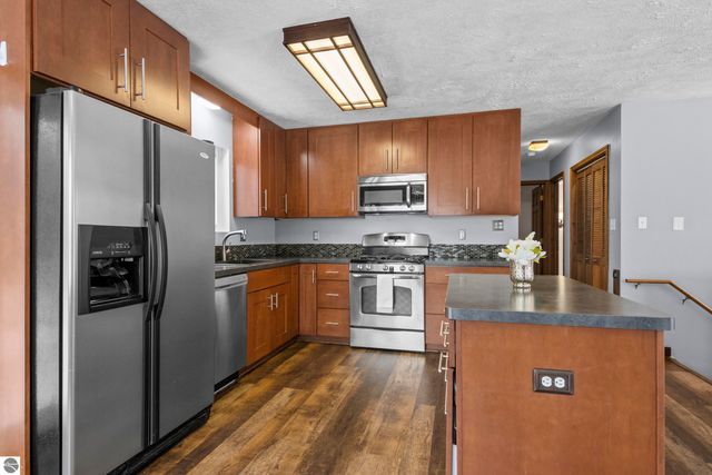 11951 Cabin Lane, Rapid City, MI 49676