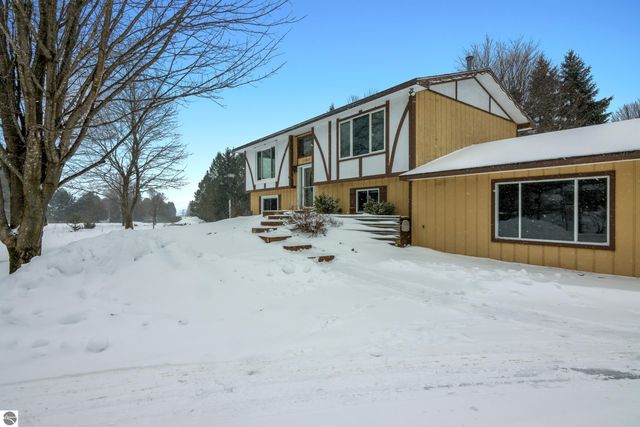 11951 Cabin Lane, Rapid City, MI 49676