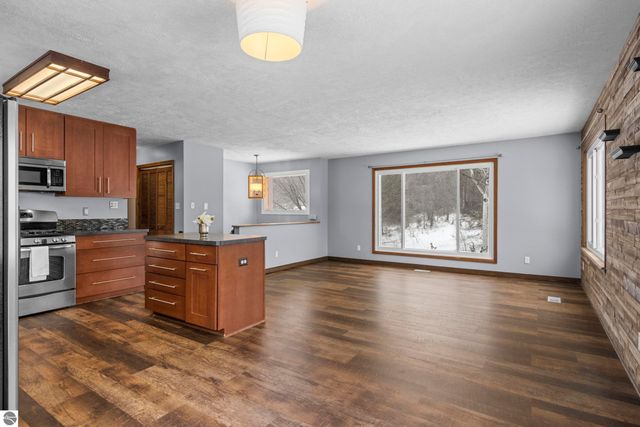 11951 Cabin Lane, Rapid City, MI 49676