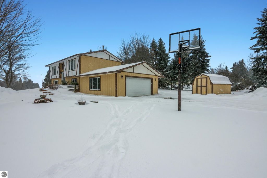 11951 Cabin Lane, Rapid City, MI 49676