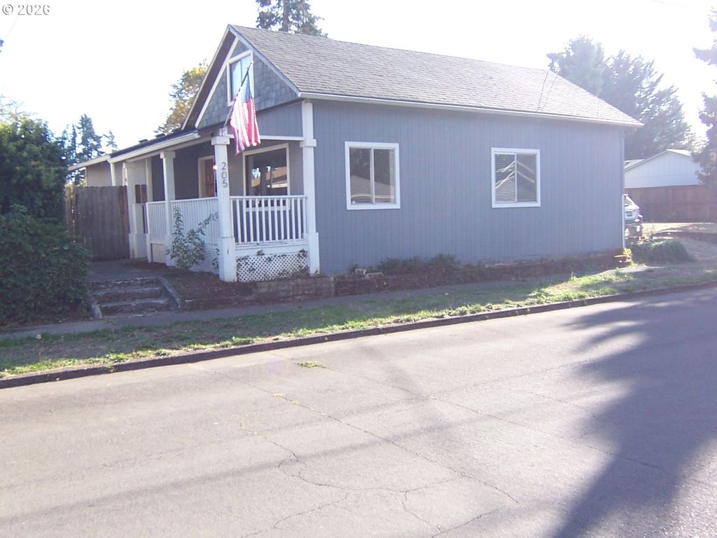 205 W FAIRFIELD St, Gladstone, OR 97027