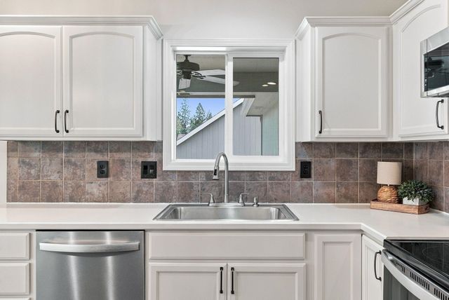 705 E Upper Terrace Ln, Colbert, WA 99005