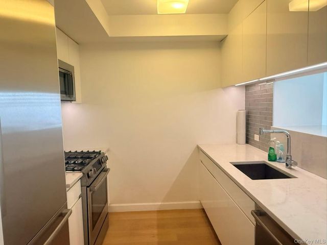 138-35 39th Avenue 12F, Flushing, NY 11354