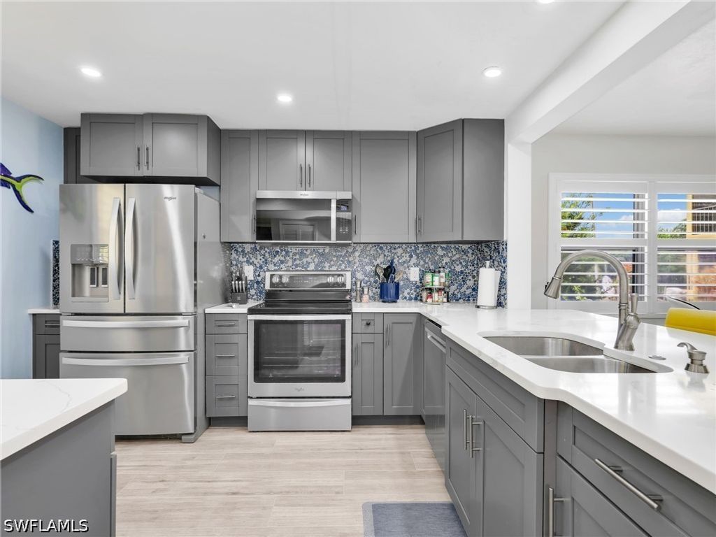 Image 10 of property listing at 1112 SW 48th TER C101, Cape Coral, FL 33914