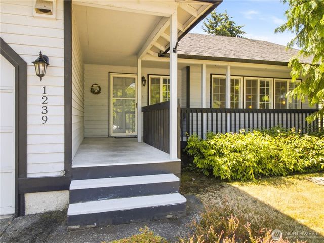 1239 S 236th Place, Des Moines, WA 98198