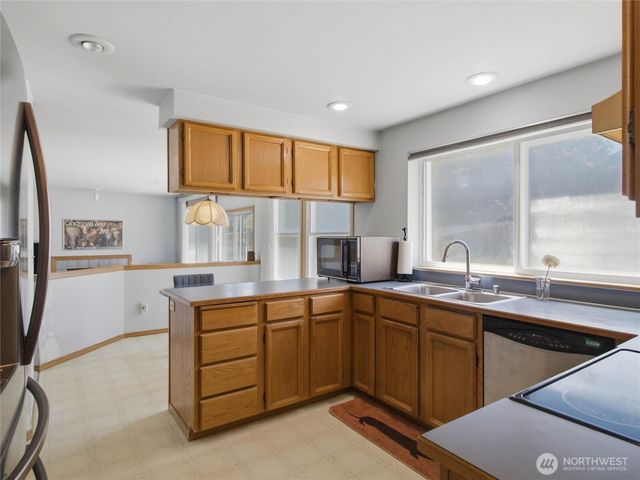 1239 S 236th Place, Des Moines, WA 98198