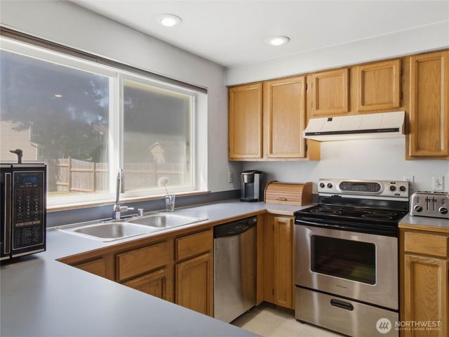 1239 S 236th Place, Des Moines, WA 98198