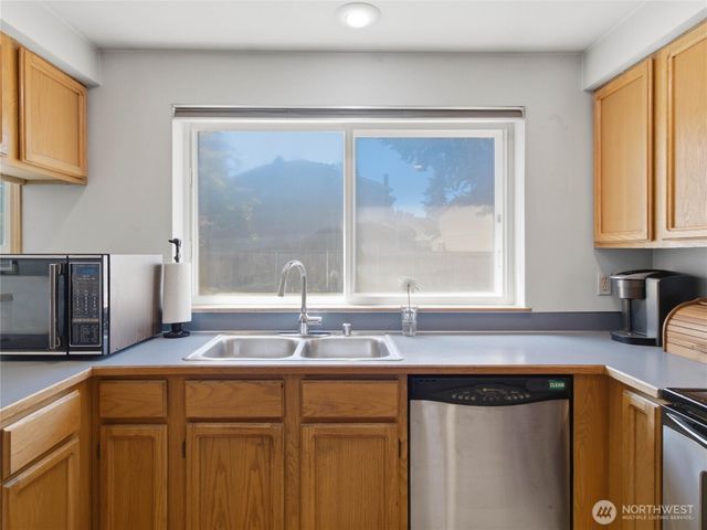 1239 S 236th Place, Des Moines, WA 98198