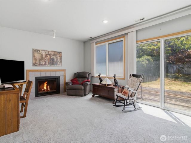 1239 S 236th Place, Des Moines, WA 98198