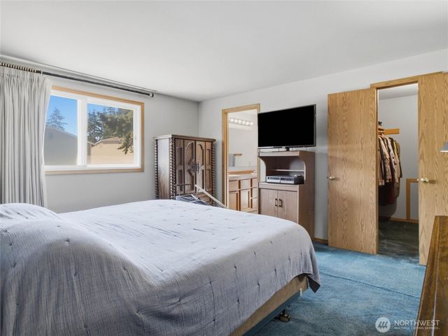 1239 S 236th Place, Des Moines, WA 98198
