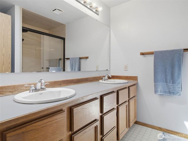 1239 S 236th Place, Des Moines, WA 98198