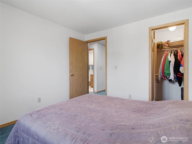 1239 S 236th Place, Des Moines, WA 98198