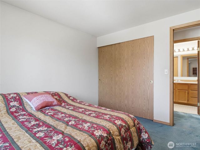 1239 S 236th Place, Des Moines, WA 98198