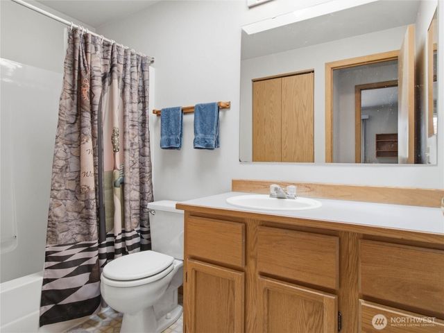 1239 S 236th Place, Des Moines, WA 98198