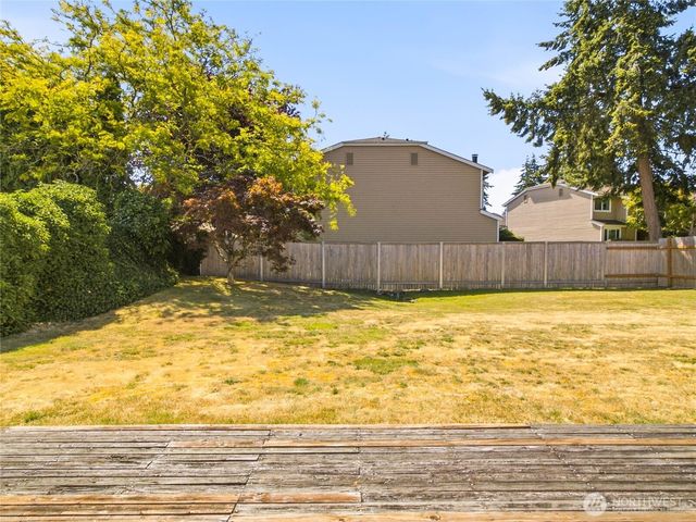 1239 S 236th Place, Des Moines, WA 98198