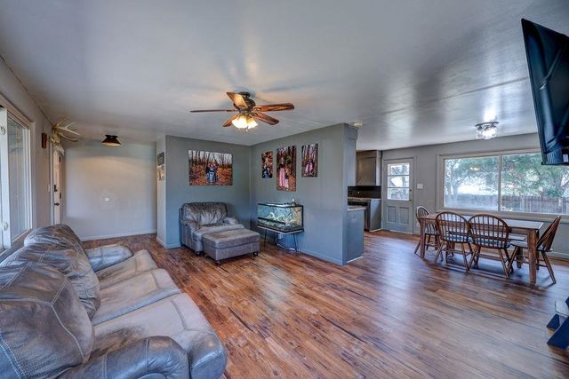 1817 E 13th Ave, Winfield, KS 67156