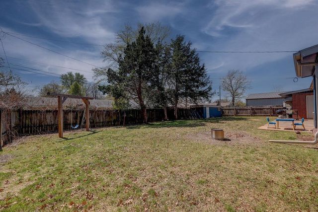 1817 E 13th Ave, Winfield, KS 67156