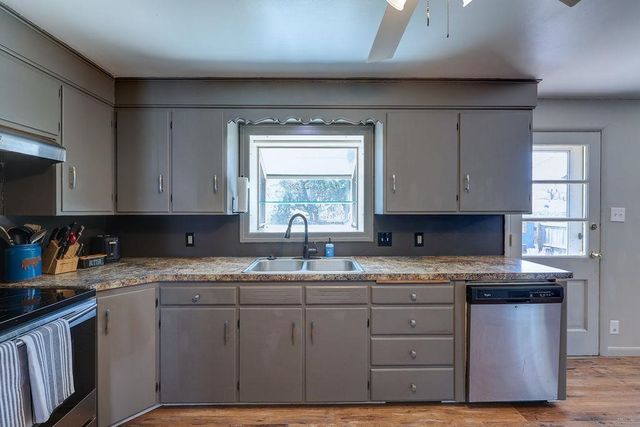 1817 E 13th Ave, Winfield, KS 67156