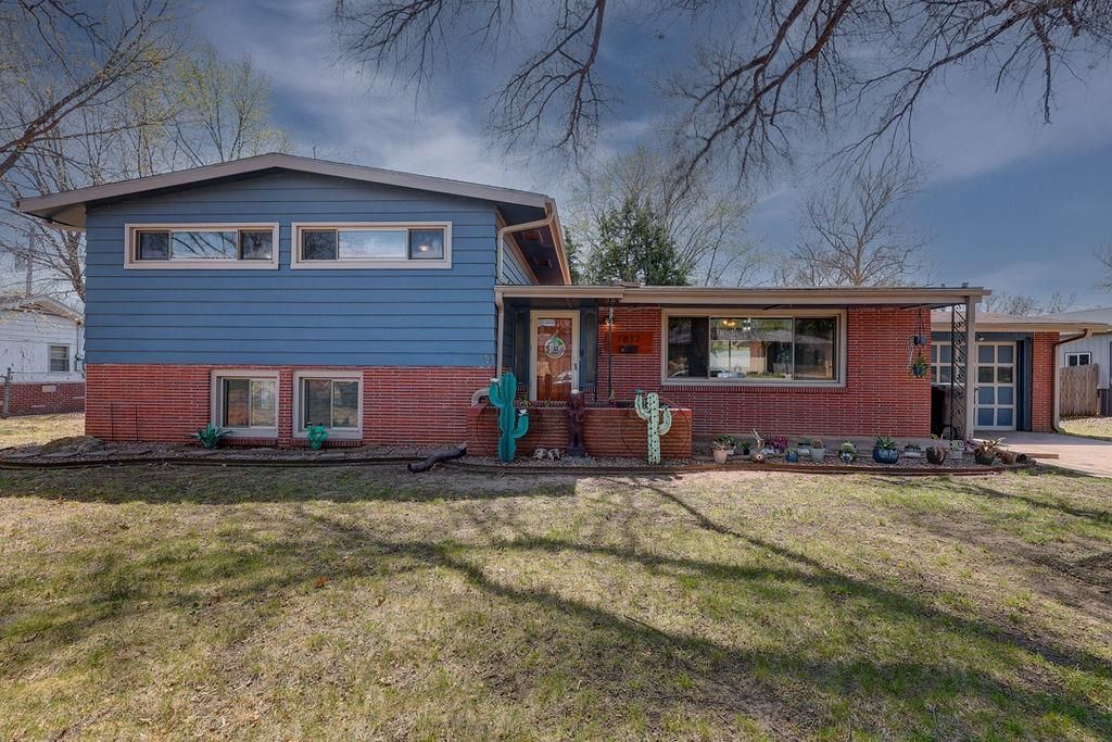 1817 E 13th Ave, Winfield, KS 67156