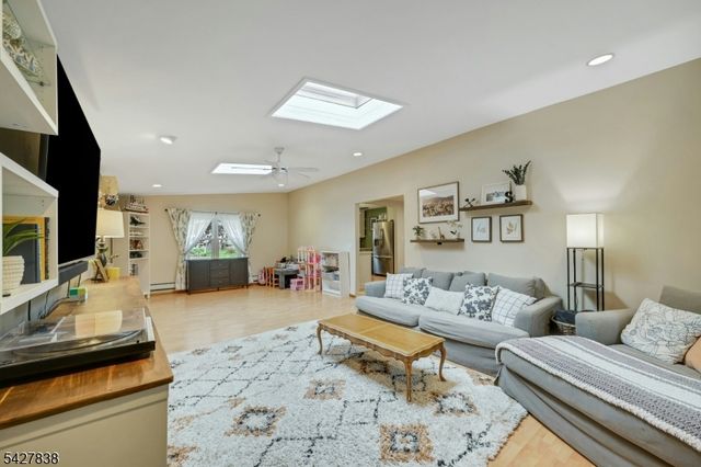 14 Parker Rd, Mount Arlington Boro, NJ 07856