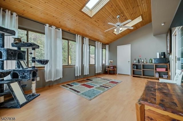 14 Parker Rd, Mount Arlington Boro, NJ 07856