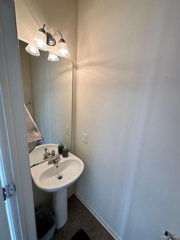 44737 Gwinnett Loop, Novi, MI 48377