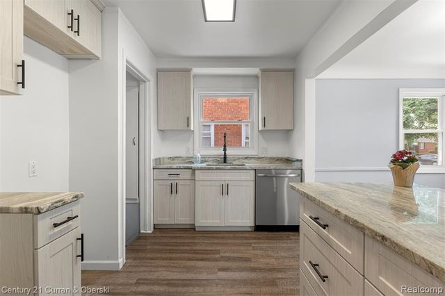 8276 Riverview Street, Dearborn Heights, MI 48127