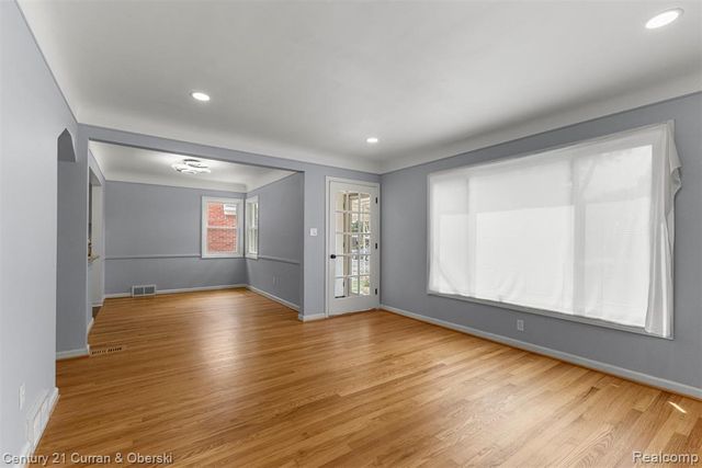 8276 Riverview Street, Dearborn Heights, MI 48127