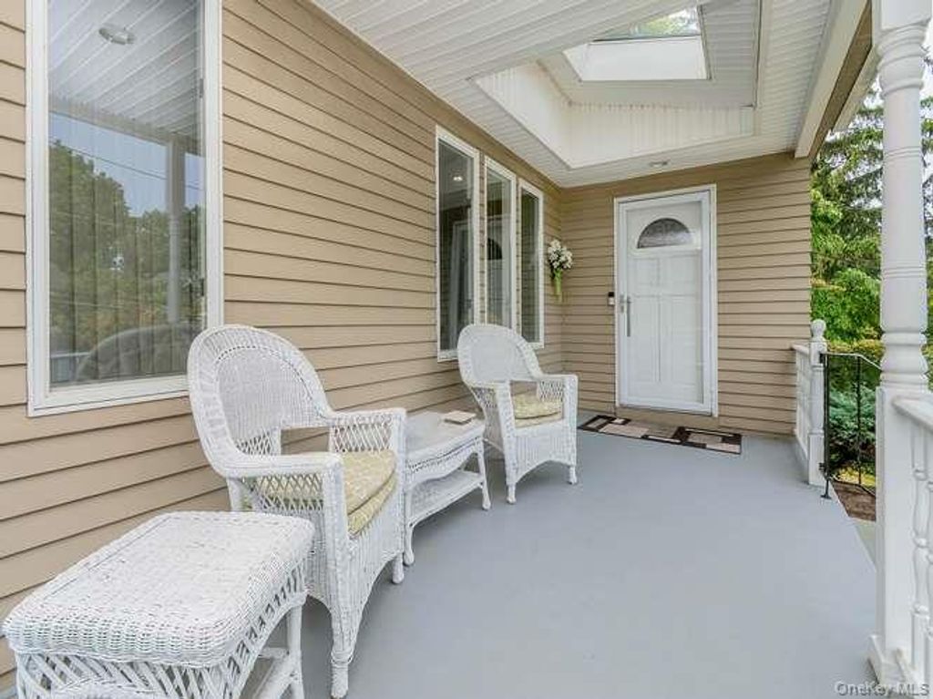 3 Woodland Avenue, Glenwood Landing, NY 11547 — photo 2