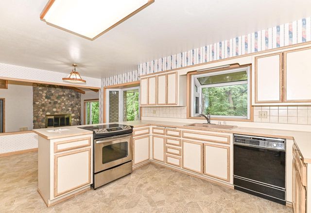 S63W16525 College AVENUE, Muskego, WI 53150