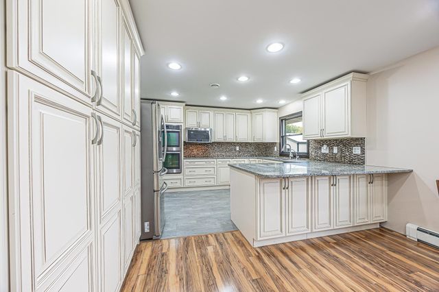 322 4th Ave SE, Hillsboro, ND 58045