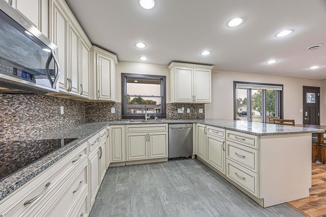 322 4th Ave SE, Hillsboro, ND 58045