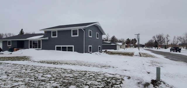 322 4th Ave SE, Hillsboro, ND 58045