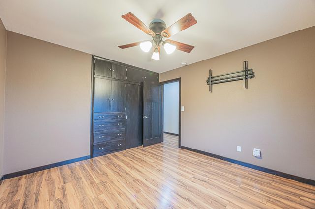 322 4th Ave SE, Hillsboro, ND 58045