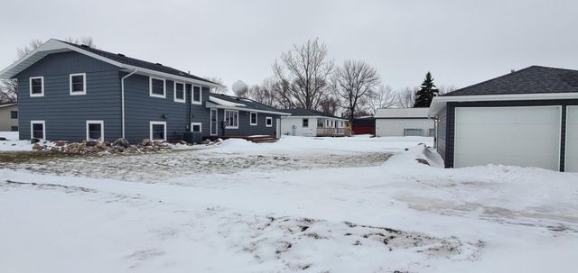 322 4th Ave SE, Hillsboro, ND 58045