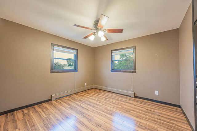 322 4th Ave SE, Hillsboro, ND 58045