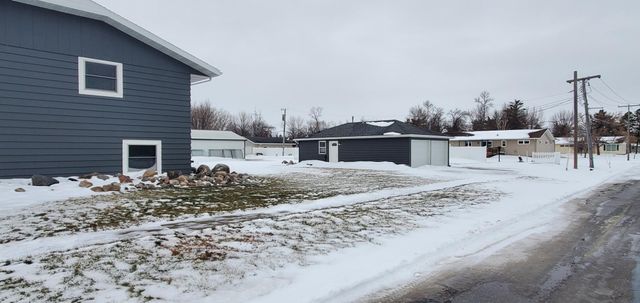 322 4th Ave SE, Hillsboro, ND 58045