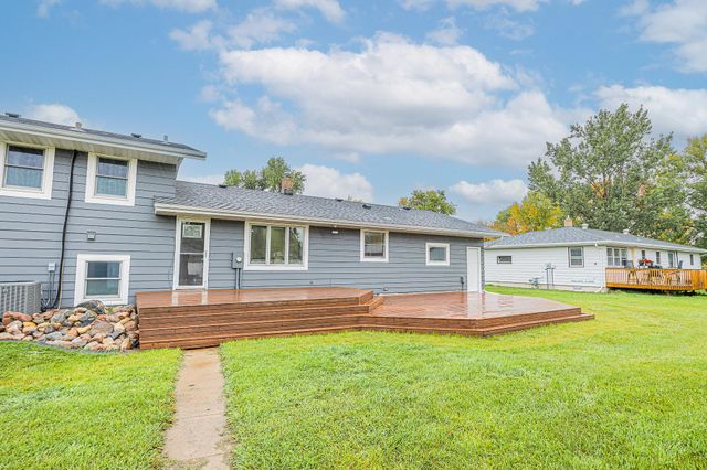 322 4th Ave SE, Hillsboro, ND 58045