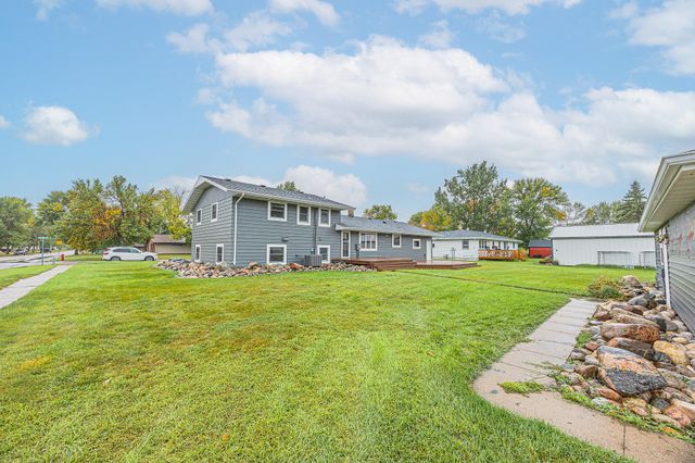 322 4th Ave SE, Hillsboro, ND 58045