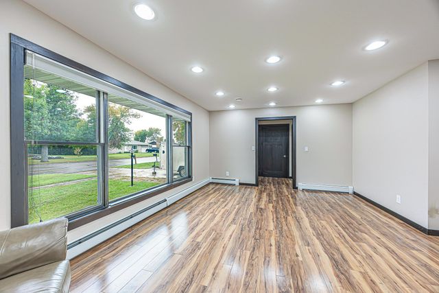 322 4th Ave SE, Hillsboro, ND 58045