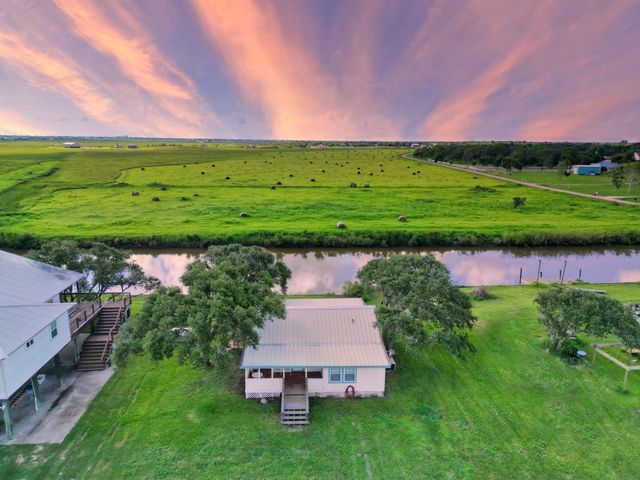 566 Private Road 674, Sargent, TX 77414