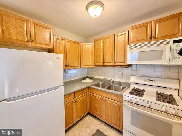 138 W LINWOOD AVE, Maple Shade, NJ 08052